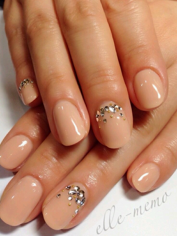 A neutral manicure